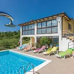 Дом отдыха Awesome In Meloni With Sauna Karojba