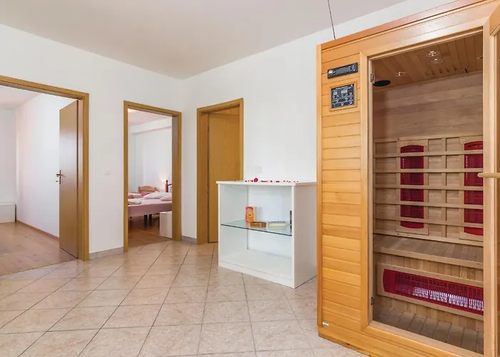 Σπίτι διακοπών Awesome In Meloni With Sauna Karojba
